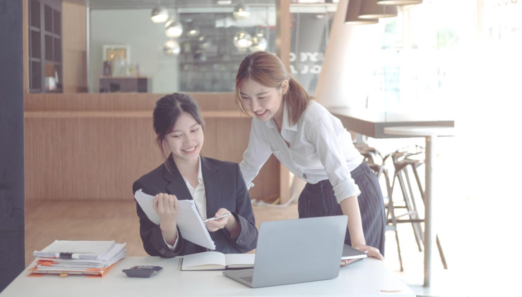Equipo de olnosivloroiq trabajando en planificación financiera